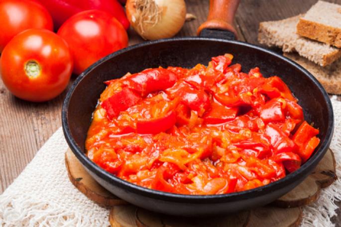 Lečo s paprikou a paradajkou na zimu: jednoduché recepty na slané lečo