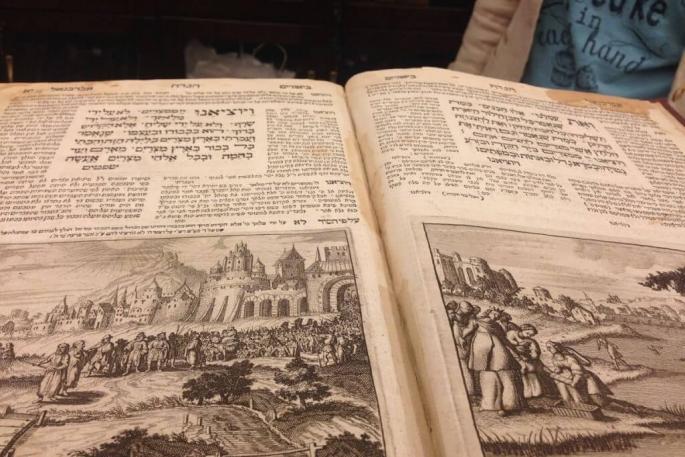 História Schenersonovej bohato trpiacej knižnice Vpravo o „obracaní kníh“