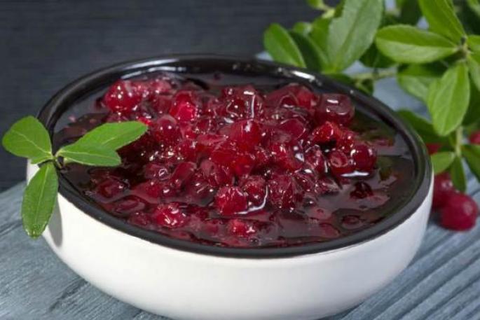 Selai dengan lingonberry, kayu manis, cengkeh dan m'ятою Варення з брусниці з корицею