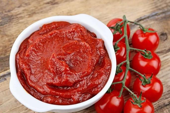 وصفة معجون الطماطم اللذيذة لفصل الشتاء: بسيطة، بدون تعقيم