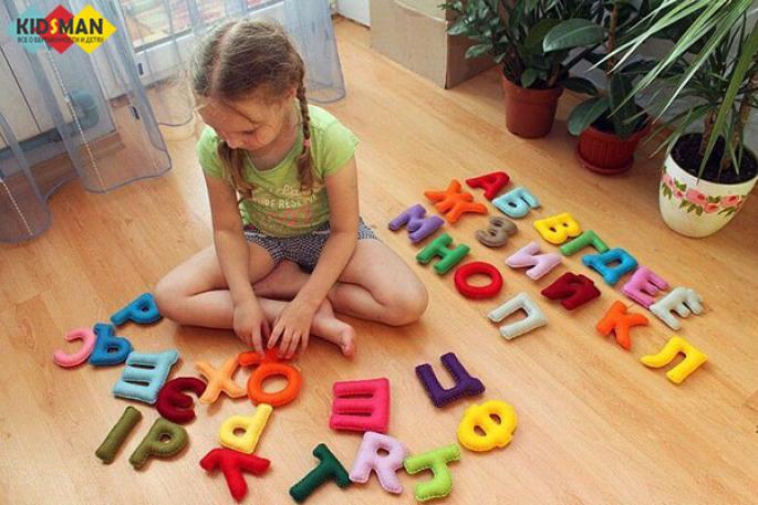 Perskaitykite raides 5 akmenys.  Žaisti raides.  Laiškai iš mozaikų