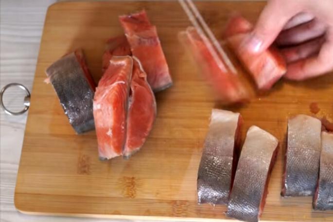 Cara memberi garam pada salmon merah muda di rumah